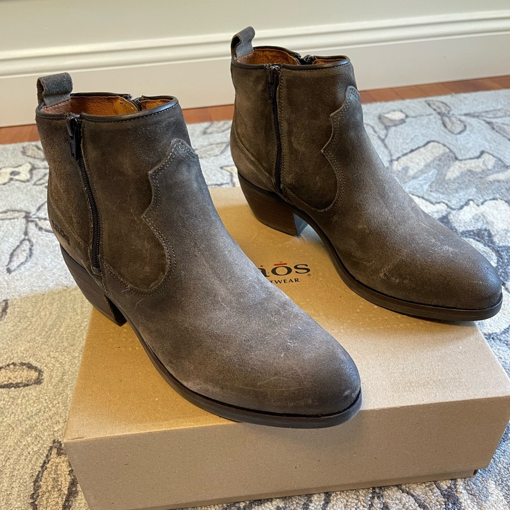 Taos Footwear Gray Chelsea Boots with Elastic Panels